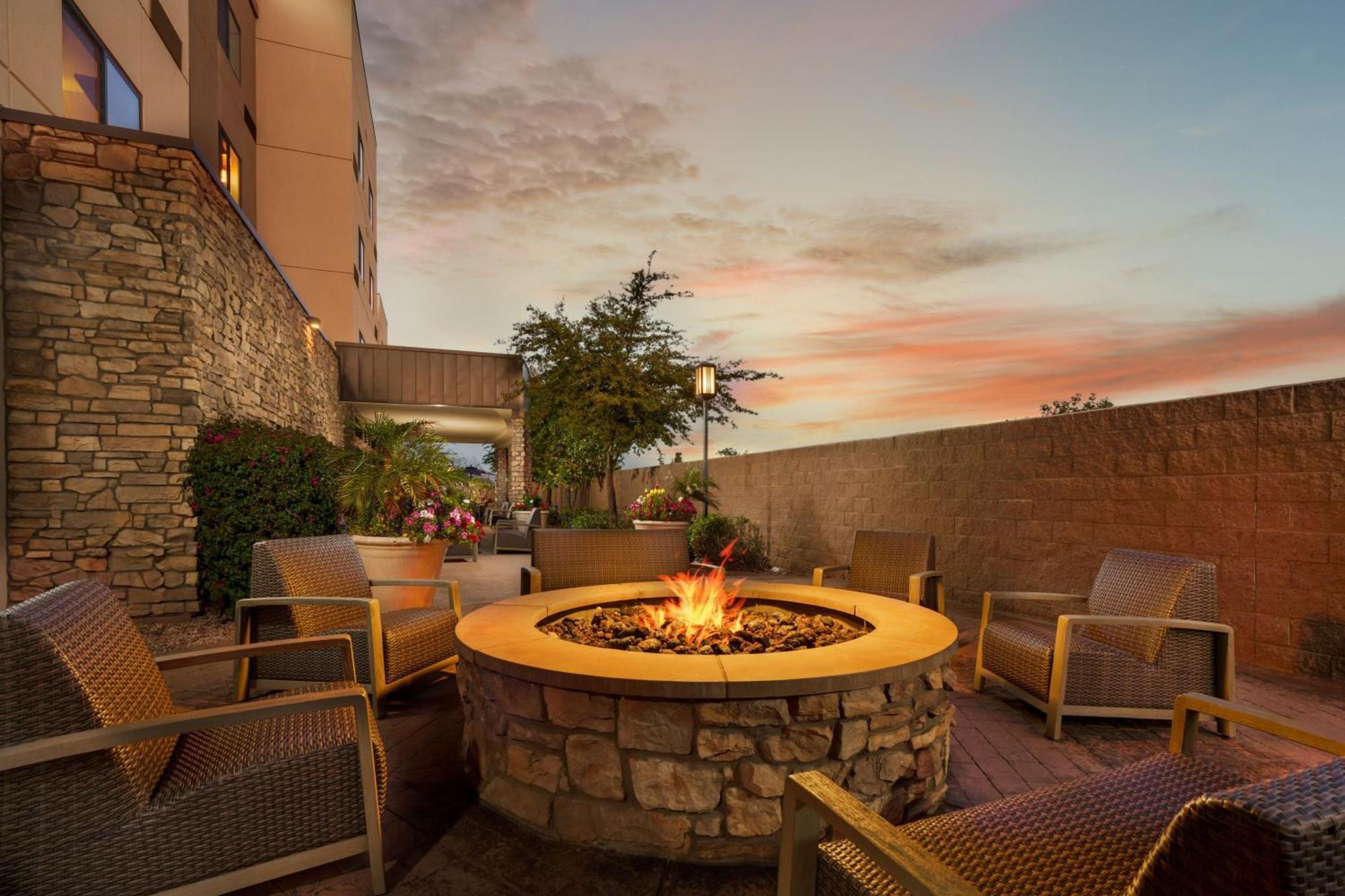 Courtyard By Marriott Phoenix Mesa Gateway Airport Esterno foto